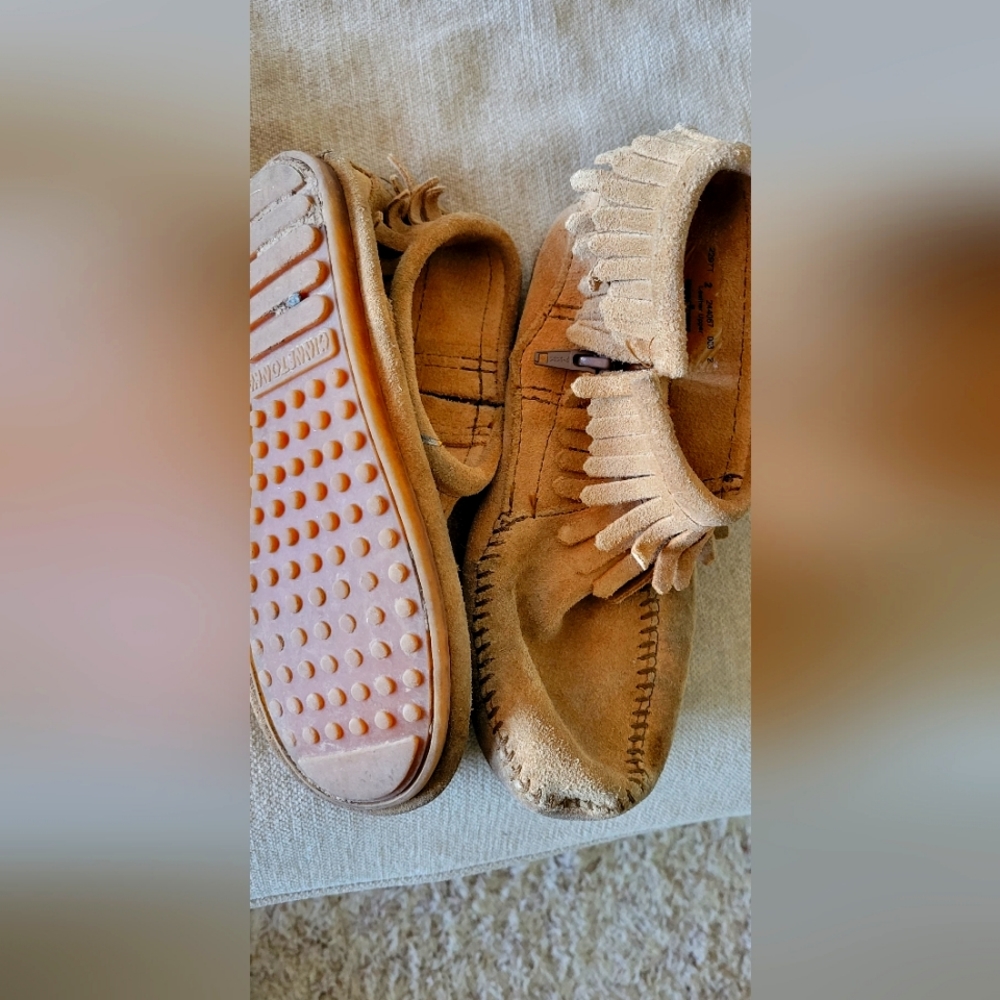 Girls size 2 Minnetonka moccasin